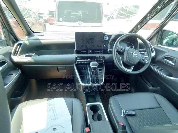Toyota Noah SZ premium edition 2023