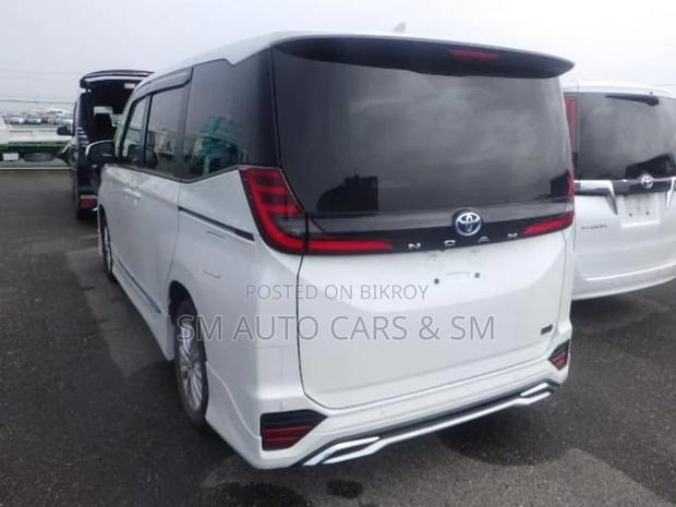 Toyota Noah Hybrid S-G Pearl 2022