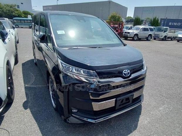 Toyota Noah Hybrid S-Z Premium 2023