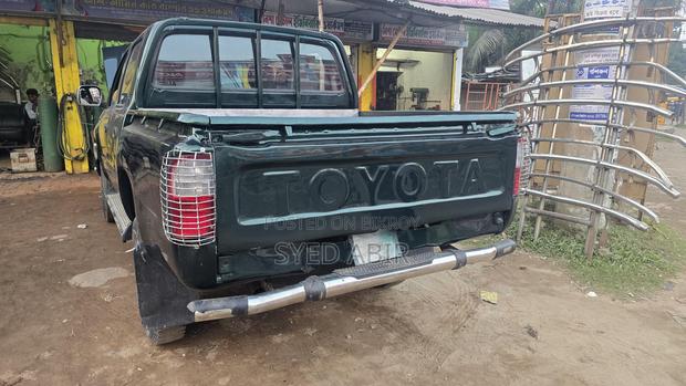 Toyota Hilux . 2005