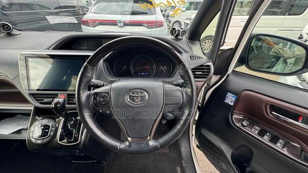Toyota Esquire GI. PREMIUM NON HY 2020