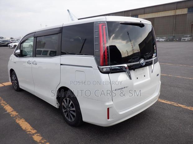 Toyota Esquire Hybrid Gi Pearl 2020