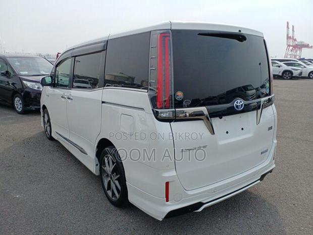 Toyota Esquire GI PREM.PEARL COLOR 2020