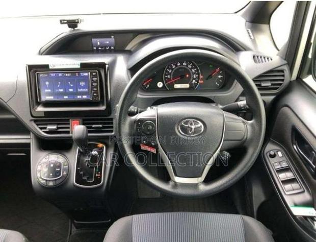 Toyota Noah X Non Hybrid Silver 2021