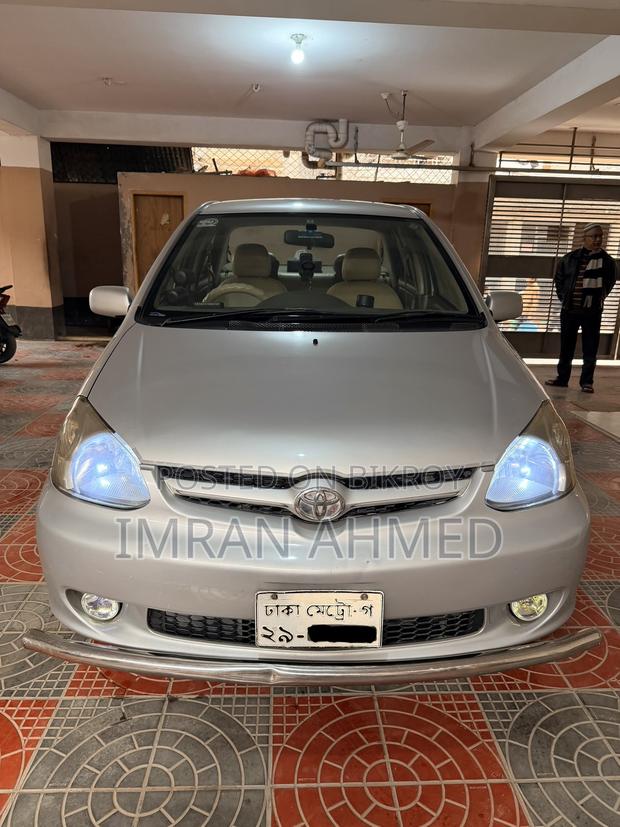 Toyota Platz . 2004