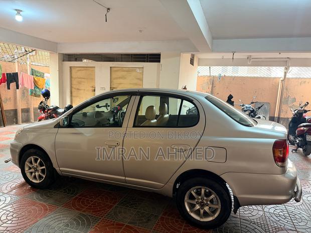 Toyota Platz . 2004
