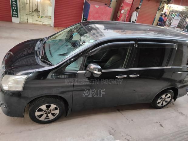 Toyota Noah . 2010