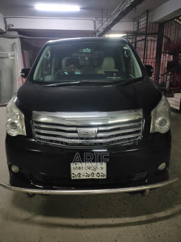 Toyota Noah . 2010