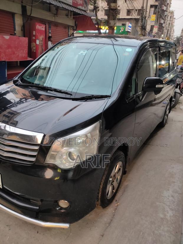 Toyota Noah . 2010