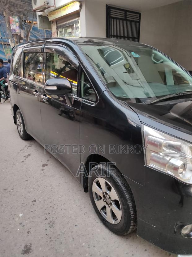 Toyota Noah . 2010