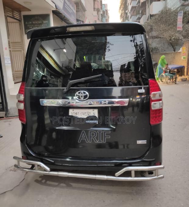 Toyota Noah . 2010