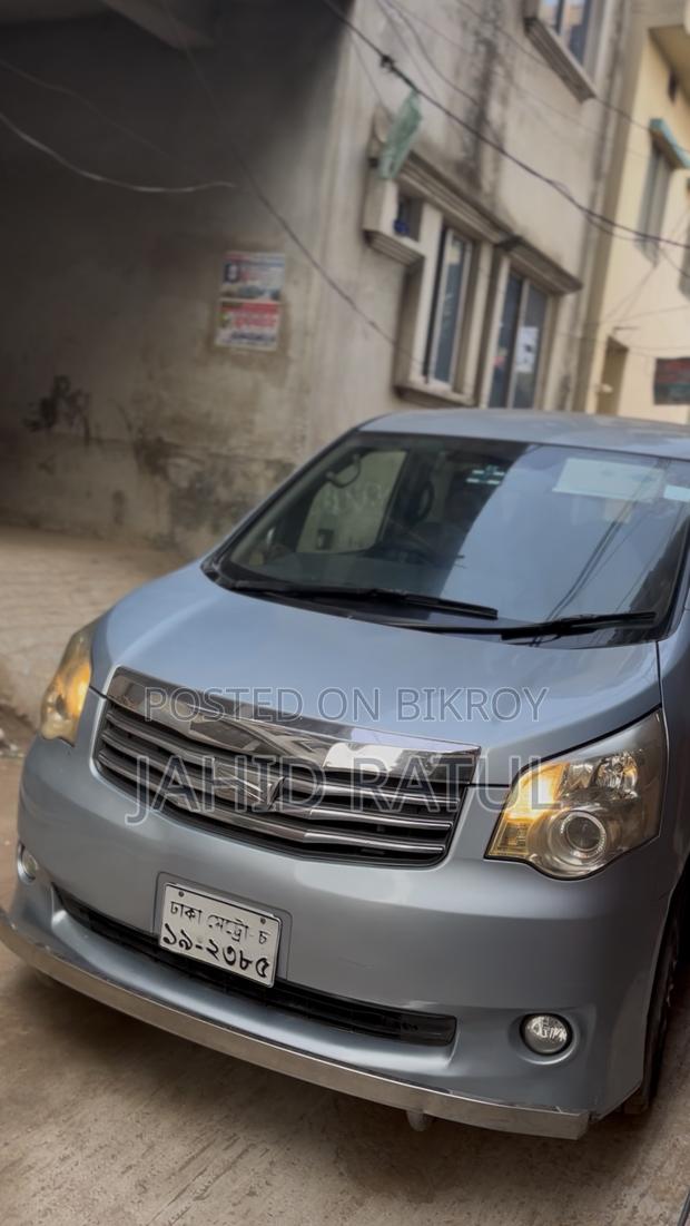 Toyota Noah X smart 2012