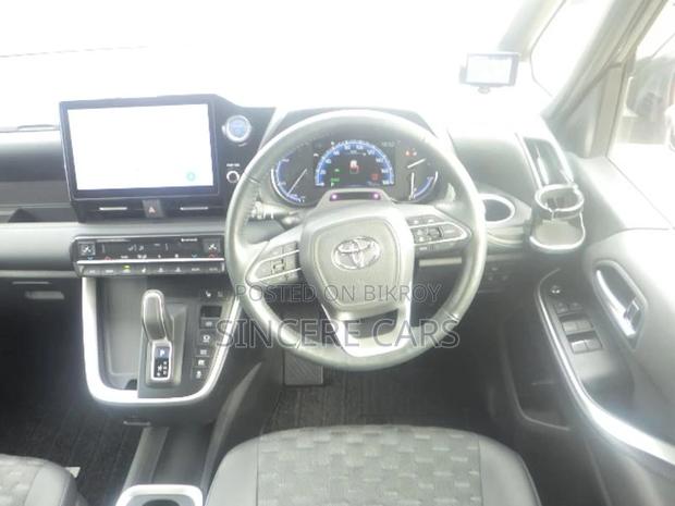 Toyota Voxy GR. Full Option 2022