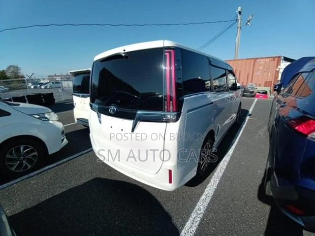 Toyota Esquire Petrol Gi Sunroof 2021
