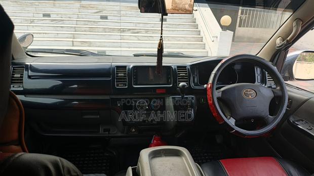 Toyota Hiace ` 2005