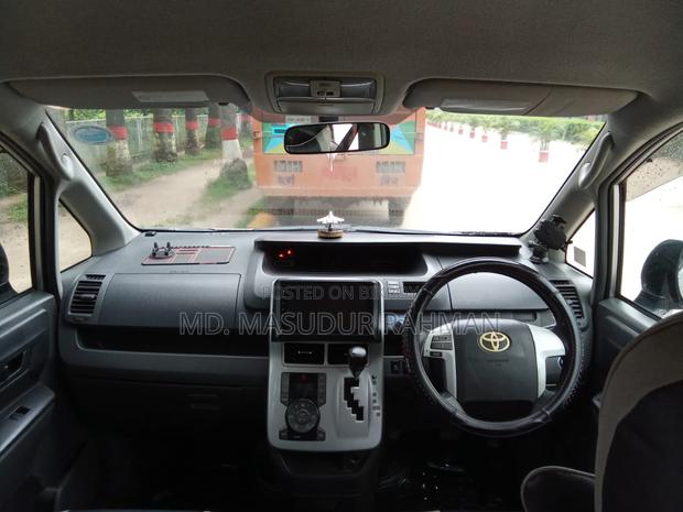 Toyota Noah 2009