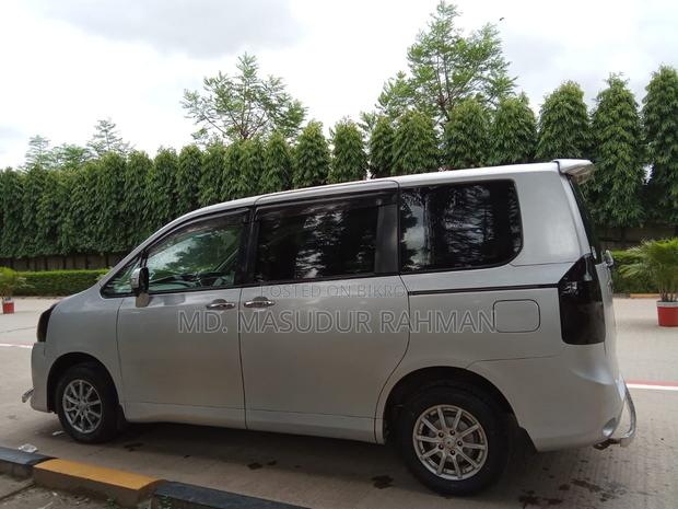 Toyota Noah 2009