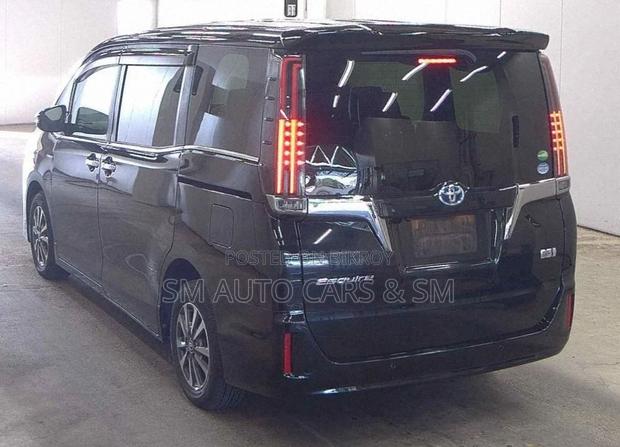 Toyota Esquire Hybrid Gi Premium 2020