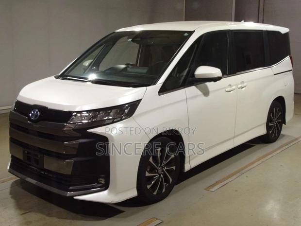 Toyota Noah SZ HYB 4 POINT 2022