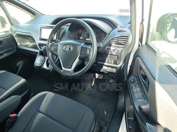 Toyota Noah Non Hybrid X Pearl 2021