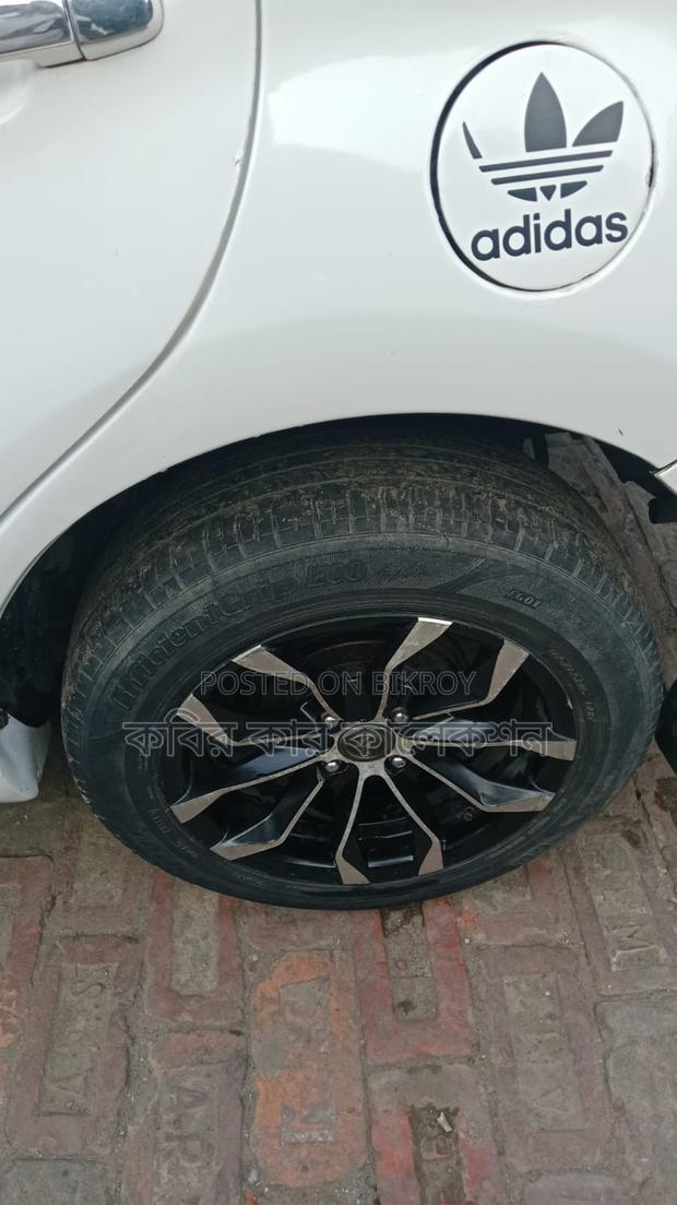 Toyota ist white 2003