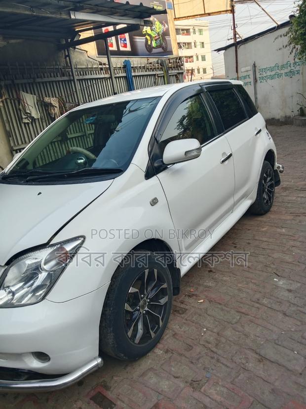 Toyota ist white 2003
