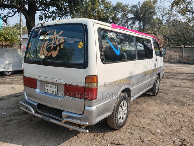 Toyota Hiace . 2003
