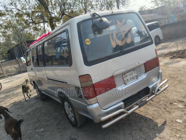 Toyota Hiace . 2003