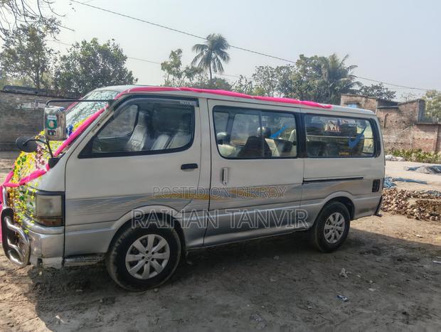 Toyota Hiace . 2003