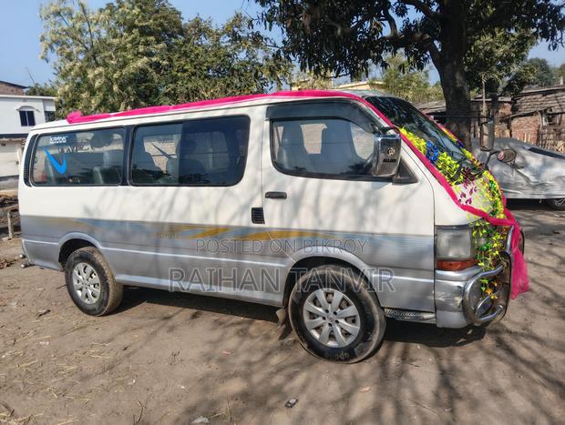 Toyota Hiace . 2003