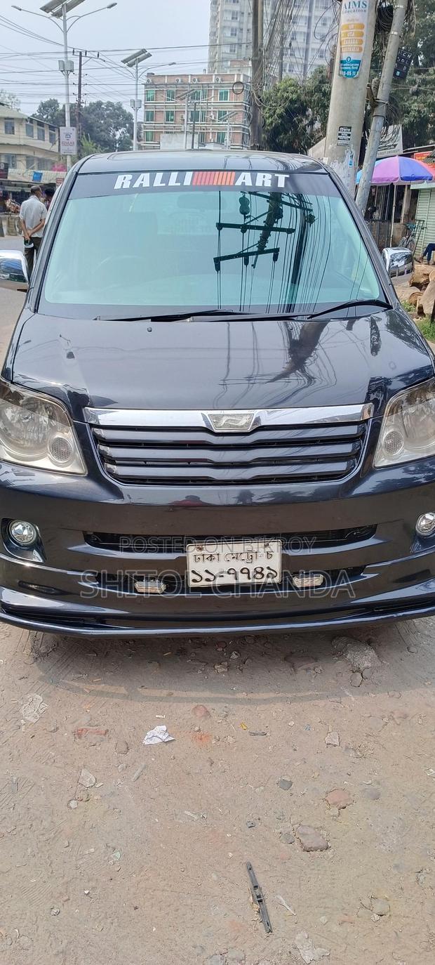 Toyota Noah . 2002