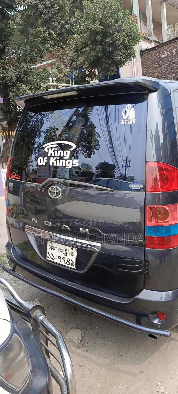 Toyota Noah . 2002