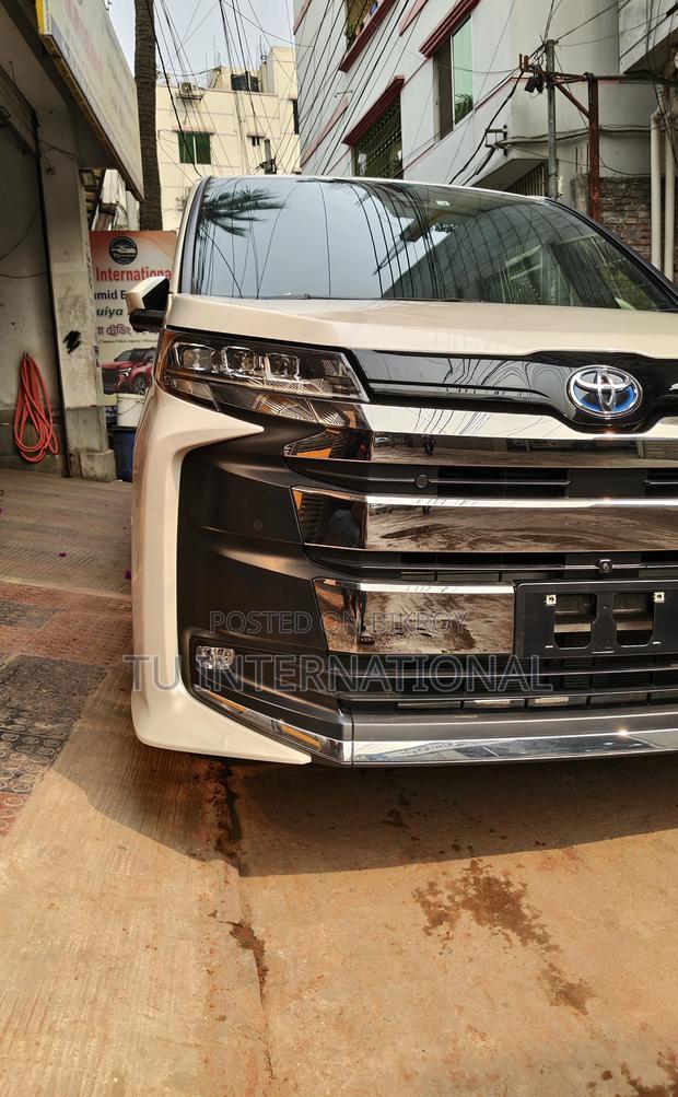 Toyota Noah SZ PACKAGE NEW SHAPE 2022