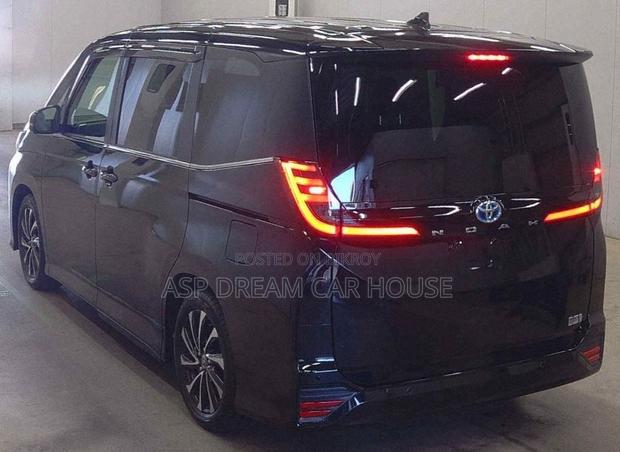 Toyota Noah S-Z Hyb Leg rest2022 2022