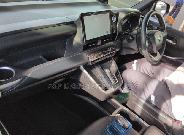 Toyota Noah S-Z Hyb Leg rest2022 2022