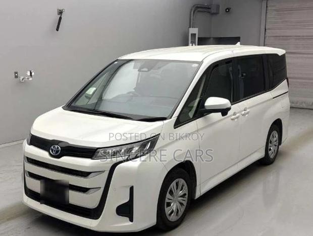 Toyota Noah X PKG HYB 2022