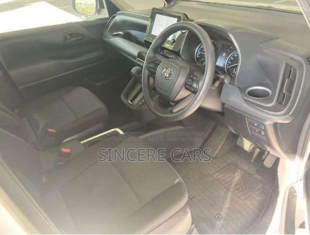 Toyota Noah X PKG HYB 2022