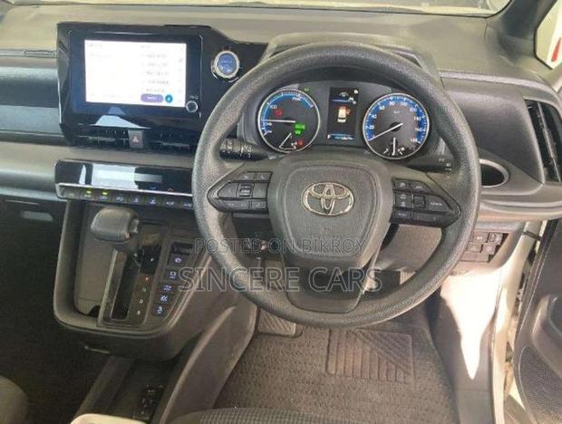 Toyota Noah X PKG HYB 2022