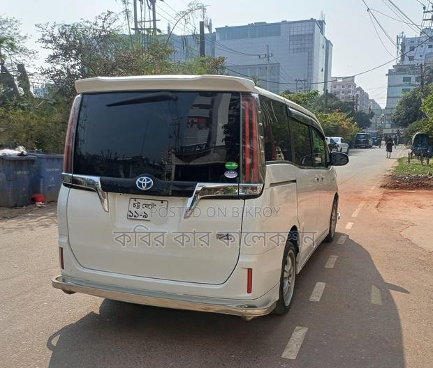 Toyota Esquire hybrid 2018