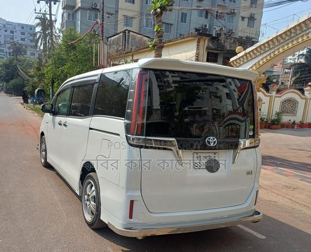 Toyota Esquire hybrid 2018