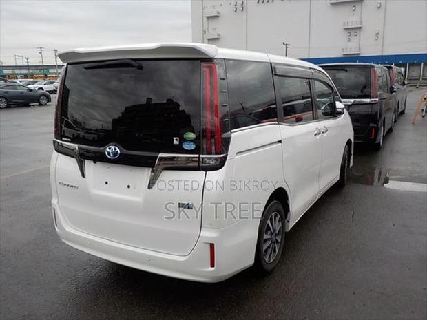 Toyota Esquire Gi Pre. Package 2020