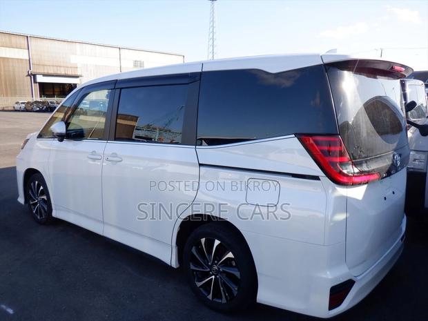 Toyota Noah SZ. 4.5. GRADE 2022