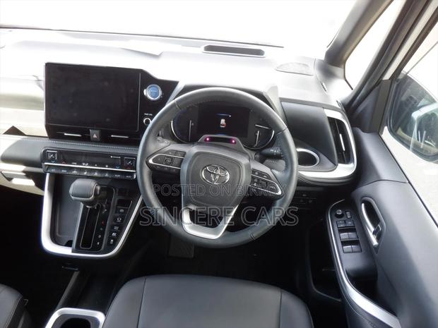 Toyota Noah SZ. 4.5. GRADE 2022
