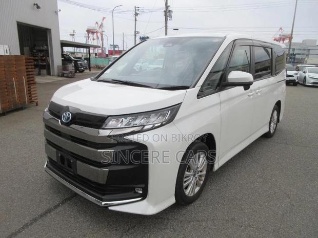 Toyota Noah SG HYB 4.5 GRADE 2022