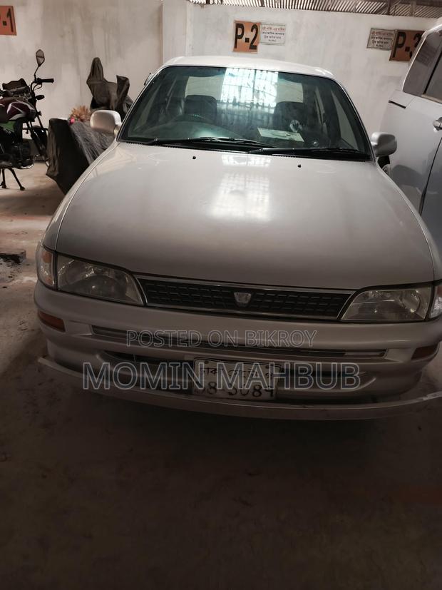 Toyota Corolla . 1999