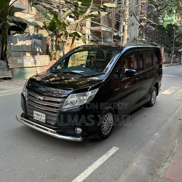Toyota Noah Hybrid 2016