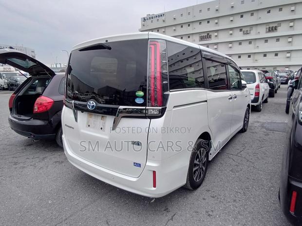 Toyota Esquire Hybrid Gi Premium 2020