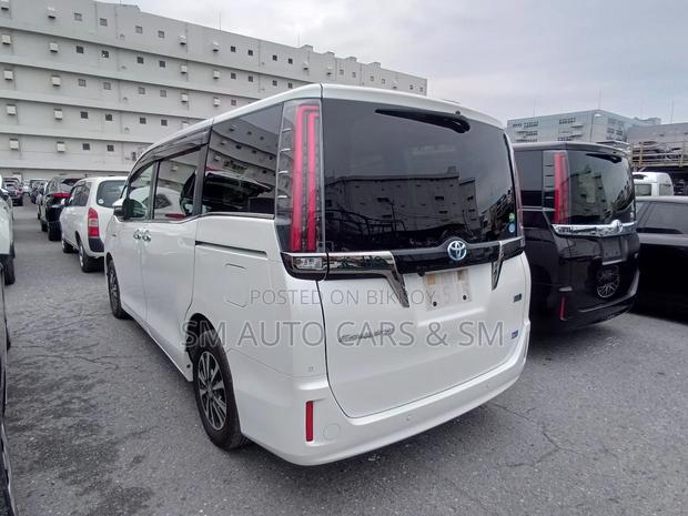 Toyota Esquire Hybrid Gi Premium 2020