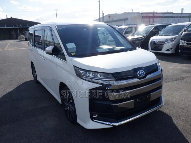 Toyota Noah Sz. pearl. full opti 2022