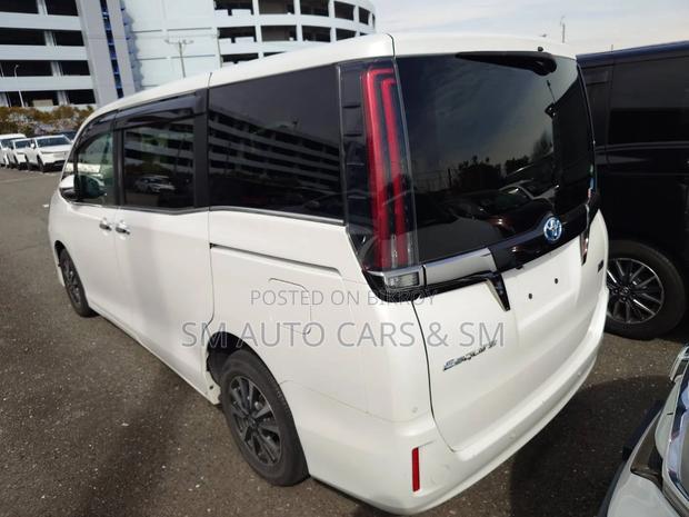 Toyota Esquire Hybrid Gi Premium 2021
